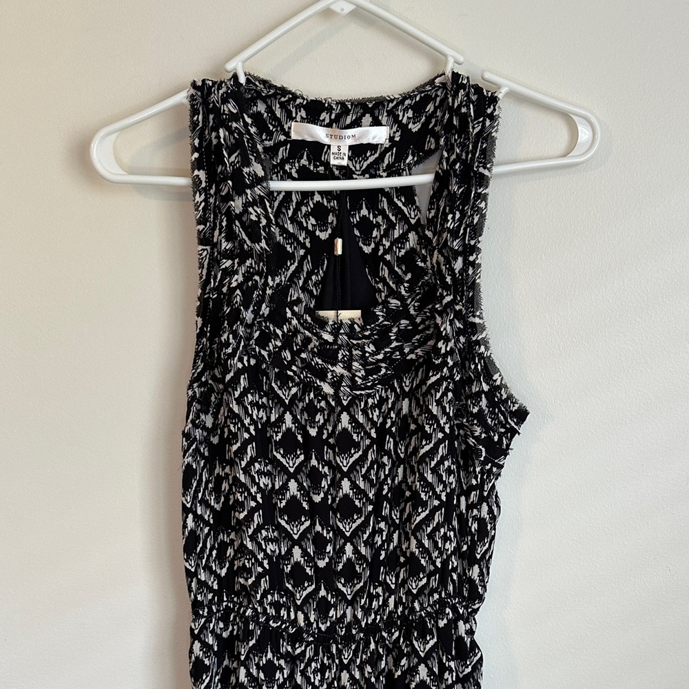 Studio M Black and White Geometric Long Sleeveless Maxi Dress